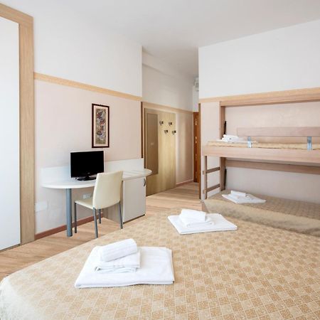 Hotel Continental Милано Мартима Екстериор снимка