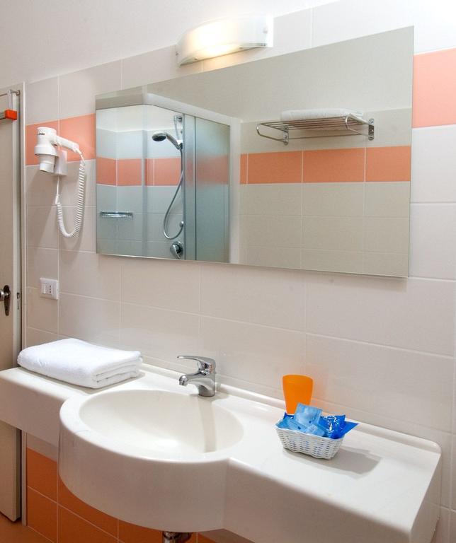 Hotel Continental Милано Мартима Екстериор снимка